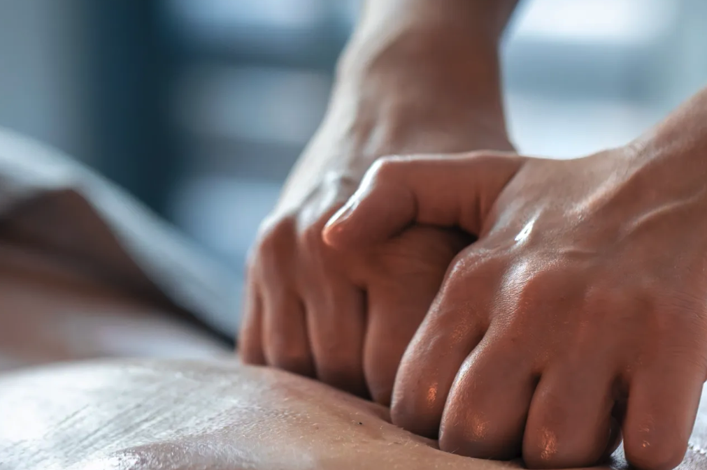 Deep tissue massage using knuckles along the back